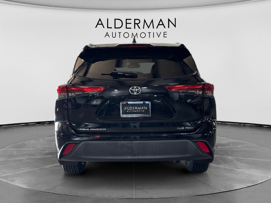 Used 2021 Toyota Highlander XLE AWD/4WD image 4