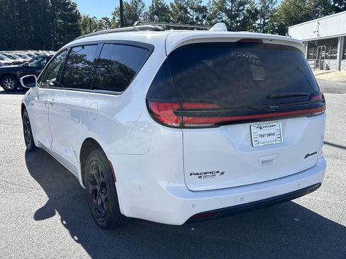 Used 2021 Chrysler Pacifica Touring-L w/ Uconnect Theater Family Group image 6