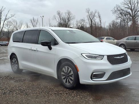 Used 2025 Chrysler Pacifica Select image 3