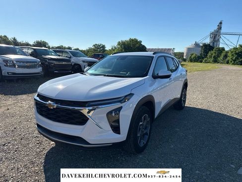 Used 2025 Chevrolet Trax LT FWD image 7