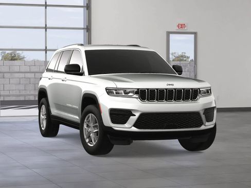 Used 2024 Jeep Grand Cherokee Laredo image 8