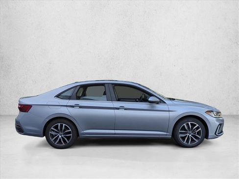 Used 2025 Volkswagen Jetta SE FWD image 4