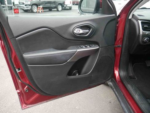 Used 2019 Jeep Cherokee Latitude w/ Popular Appearance Group image 21