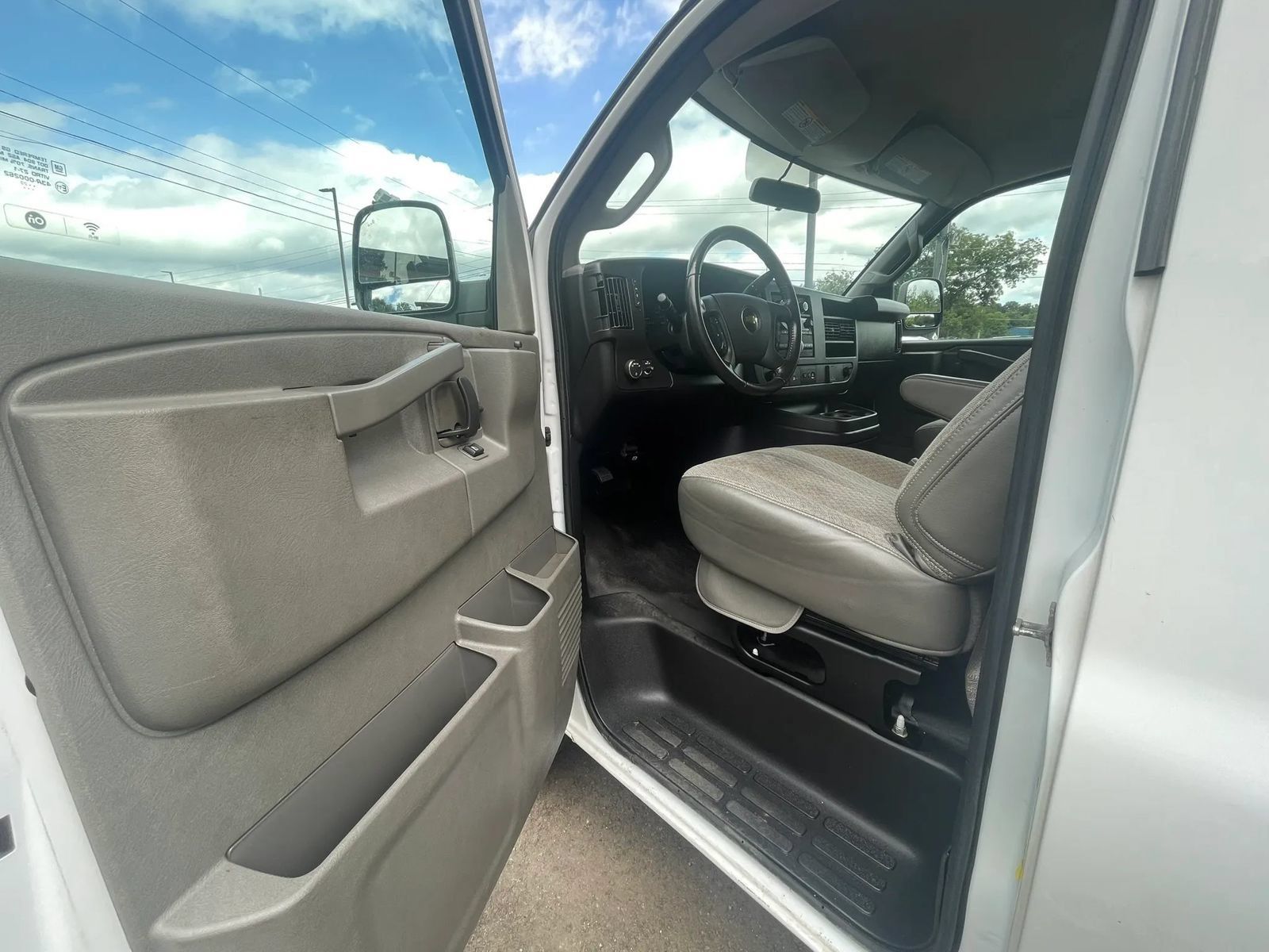 Used 2022 Chevrolet Express 2500 w/ Driver Convenience Package RWD image 5