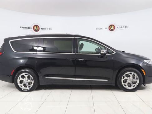 Used 2021 Chrysler Pacifica Limited AWD/4WD image 2