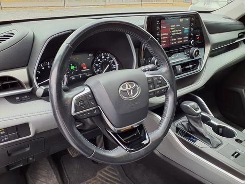 Used 2021 Toyota Highlander XLE image 11