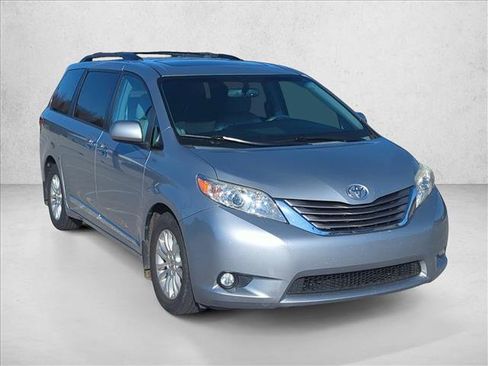 Used 2015 Toyota Sienna XLE image 3