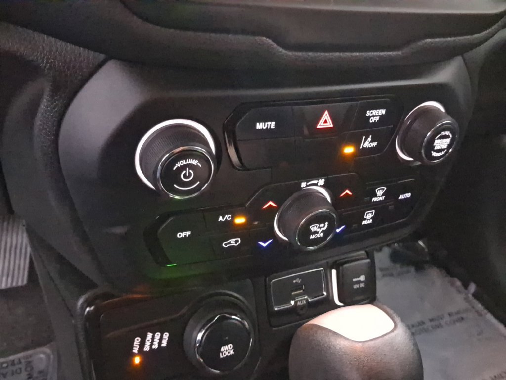 Used 2023 Jeep Renegade Latitude AWD/4WD image 19