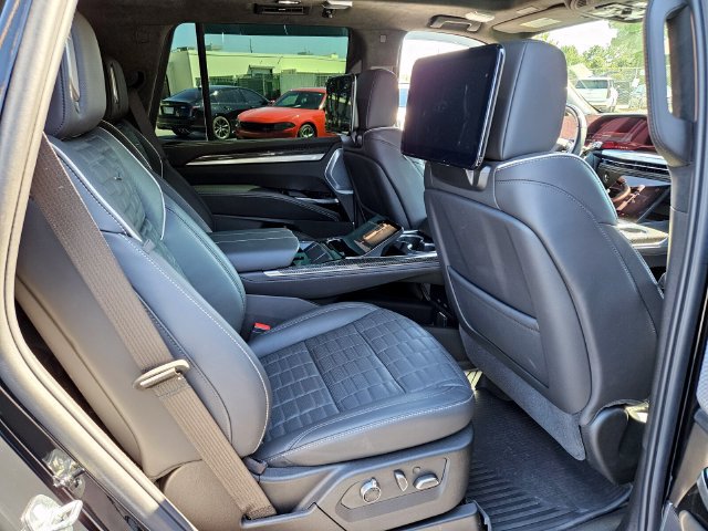 Used 2025 Cadillac Escalade V AWD/4WD image 19