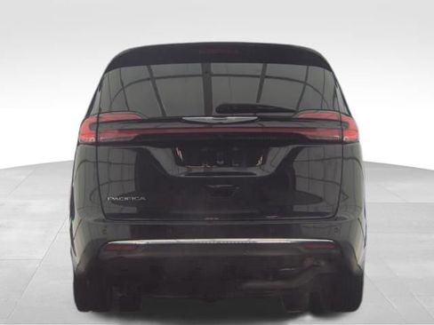 Used 2023 Chrysler Pacifica Touring-L image 3