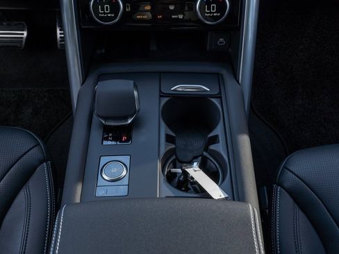 Used 2025 Land Rover Discovery Dynamic SE image 18