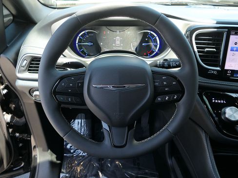Used 2024 Chrysler Pacifica Premium FWD image 16