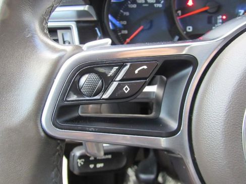 Used 2018 Porsche Macan image 40