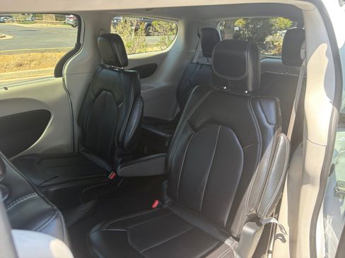 Used 2024 Chrysler Pacifica Touring-L FWD image 18