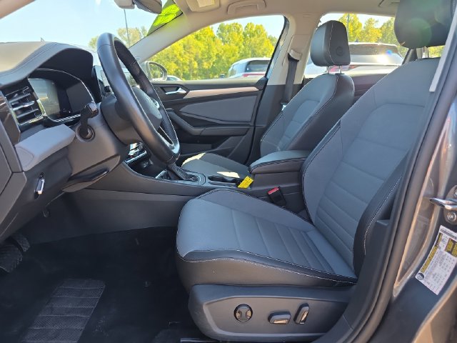 Used 2025 Volkswagen Jetta SE FWD image 10