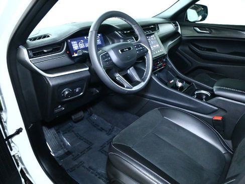 Used 2025 Jeep Grand Cherokee Altitude image 17