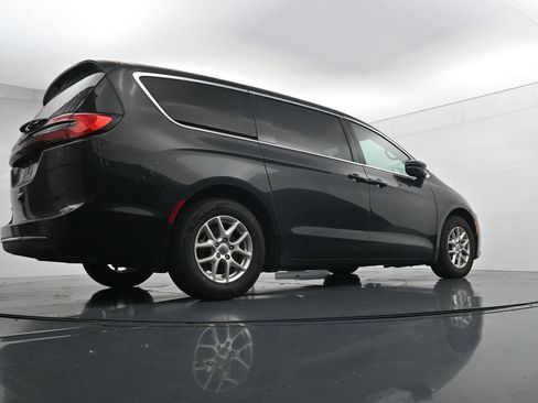 Used 2023 Chrysler Pacifica Touring-L FWD image 23