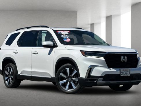 Certified 2025 Honda Pilot Touring image 1