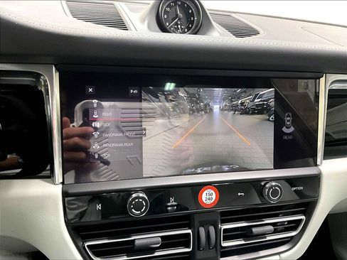 New 2026 Porsche Macan image 18