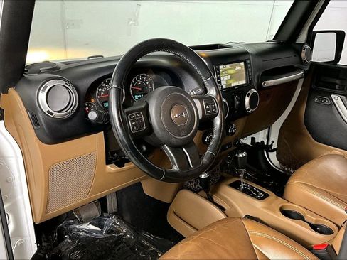 Used 2015 Jeep Wrangler Unlimited Sahara w/ Connectivity Group image 13
