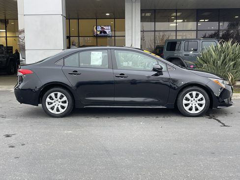 Used 2023 Toyota Corolla LE image 3