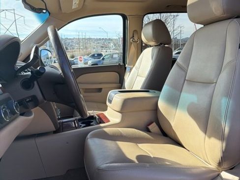 Used 2013 Chevrolet Avalanche LTZ image 18