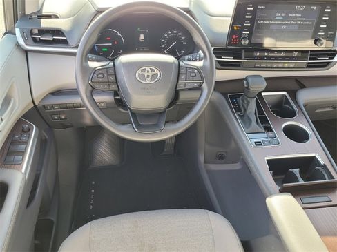 Used 2024 Toyota Sienna LE image 7