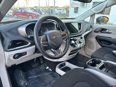 Used 2021 Chrysler Pacifica Touring image 2