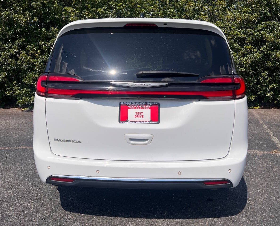 Used 2024 Chrysler Pacifica Touring-L FWD image 6