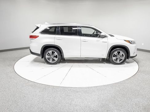 Used 2019 Toyota Highlander Limited Platinum AWD/4WD image 35