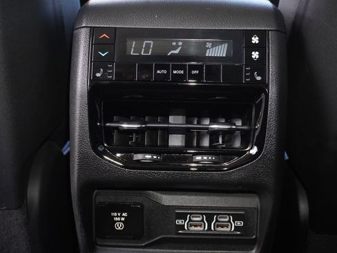 Used 2022 Jeep Grand Cherokee L Limited w/ Black Appearance Package AWD/4WD image 13