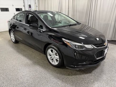 Used 2018 Chevrolet Cruze LT w/ Convenience Package FWD image 3