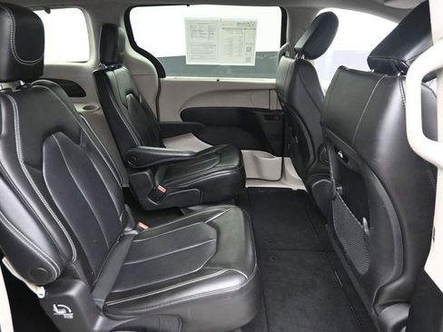 Used 2023 Chrysler Pacifica Touring-L FWD image 10