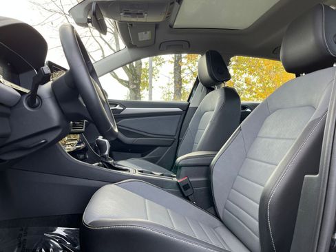 Used 2025 Volkswagen Jetta SE image 27