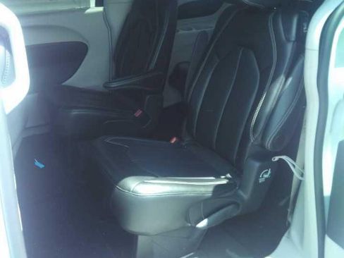 Used 2024 Chrysler Pacifica Touring-L FWD image 3