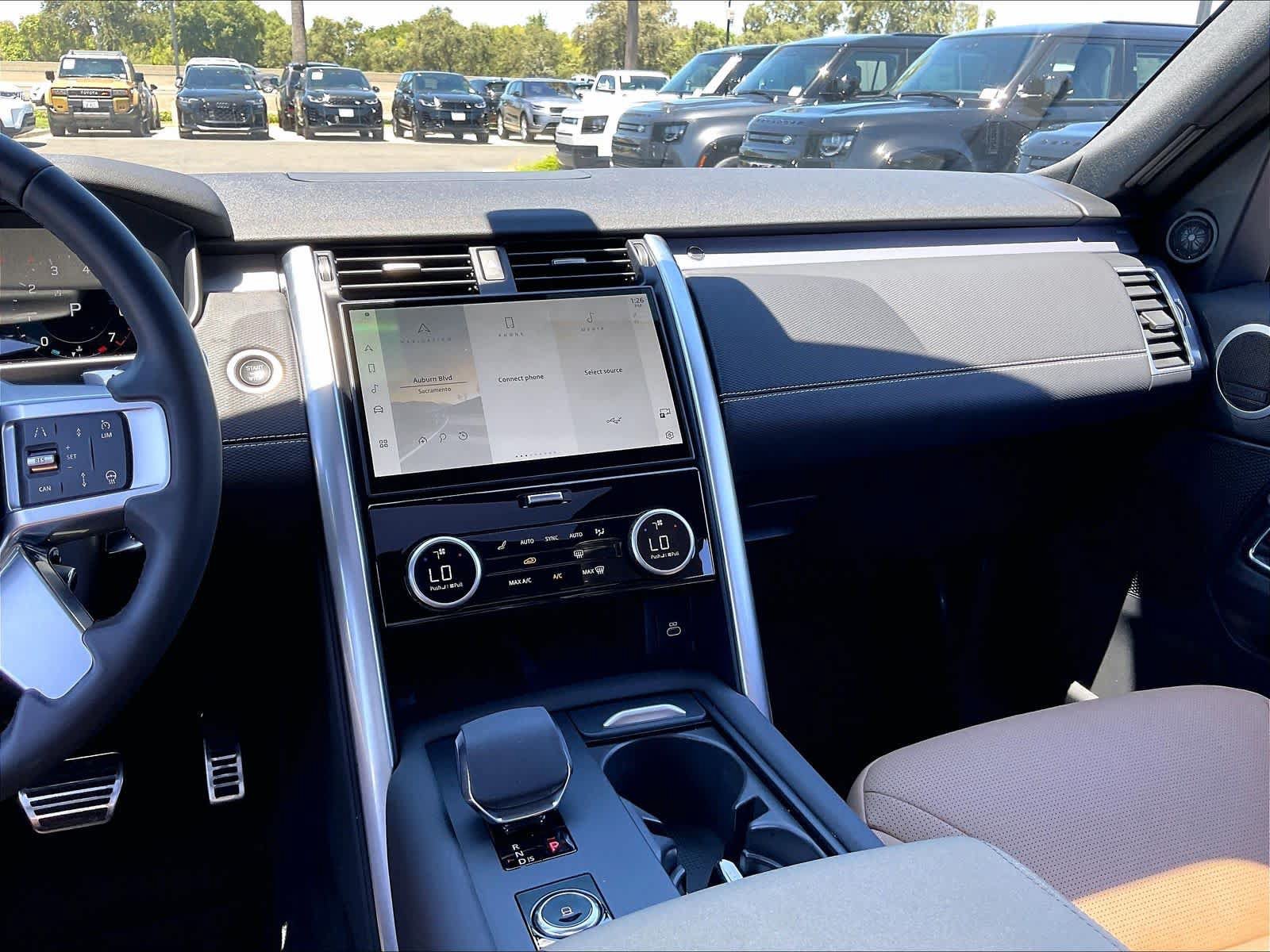 Used 2025 Land Rover Discovery Dynamic SE AWD/4WD image 9