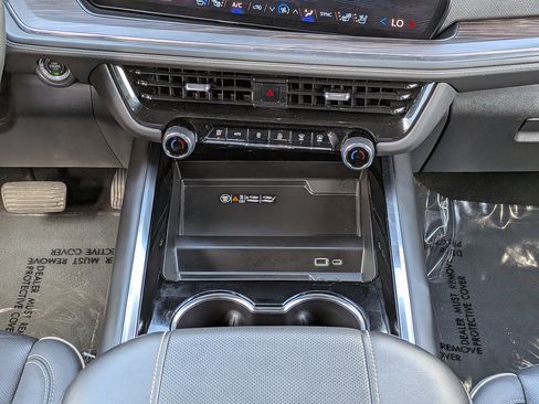 Certified 2025 Chevrolet Suburban Premier AWD/4WD image 18