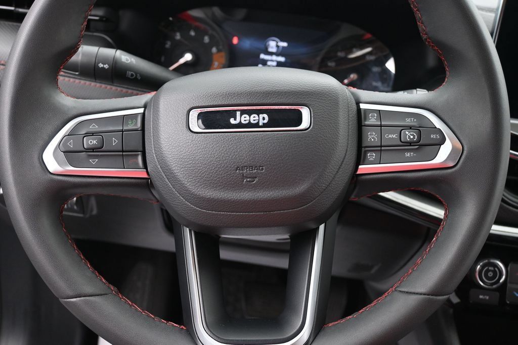 Used 2025 Jeep Compass Trailhawk AWD/4WD image 13