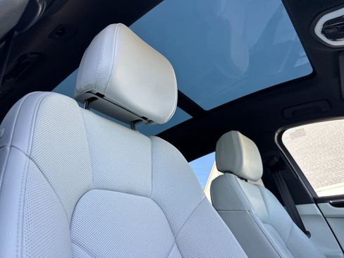 Certified 2025 Porsche Macan image 18