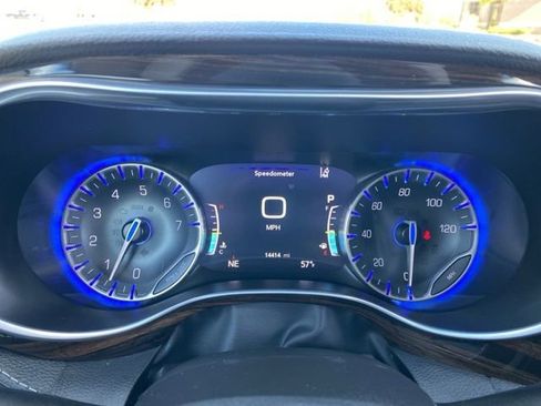 Used 2024 Chrysler Pacifica Limited image 32