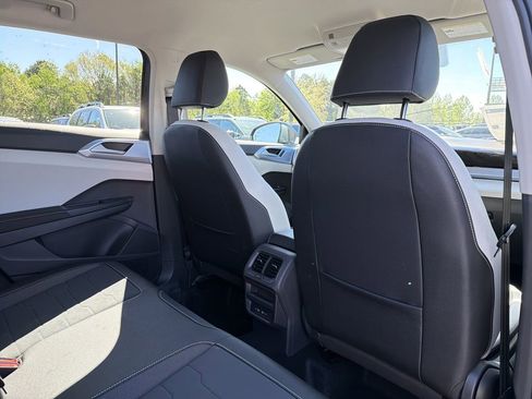 New 2026 Volkswagen Taos SE FWD image 16