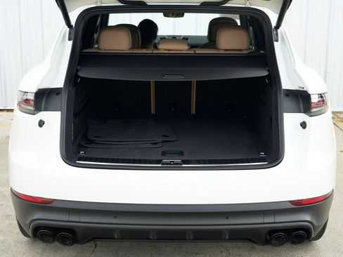 Used 2023 Porsche Cayenne Platinum Edition image 10