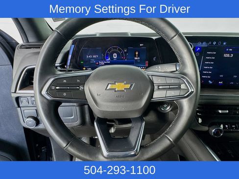 Used 2025 Chevrolet Suburban LT RWD image 13