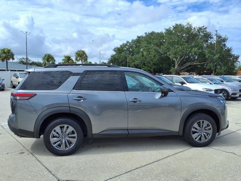 Used 2025 Nissan Pathfinder SV FWD image 8