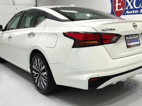 Used 2025 Nissan Altima 2.5 SV FWD image 12