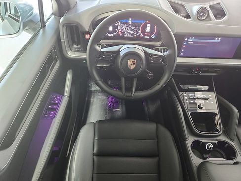 Certified 2025 Porsche Cayenne AWD/4WD image 12
