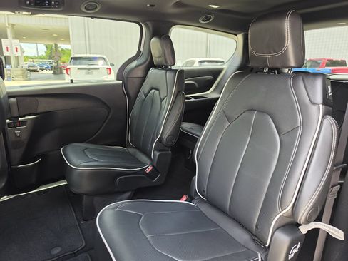 Certified 2026 Chrysler Pacifica Limited FWD image 18