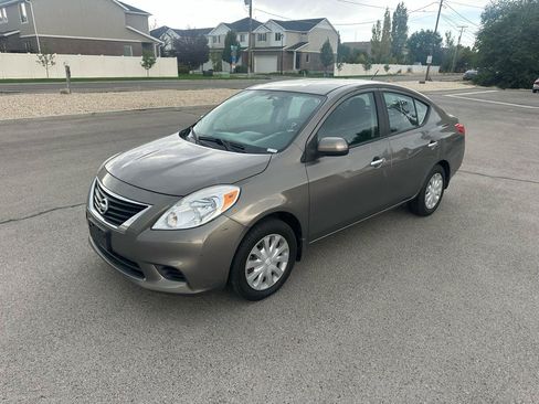 Used 2012 Nissan Versa SV FWD image 5
