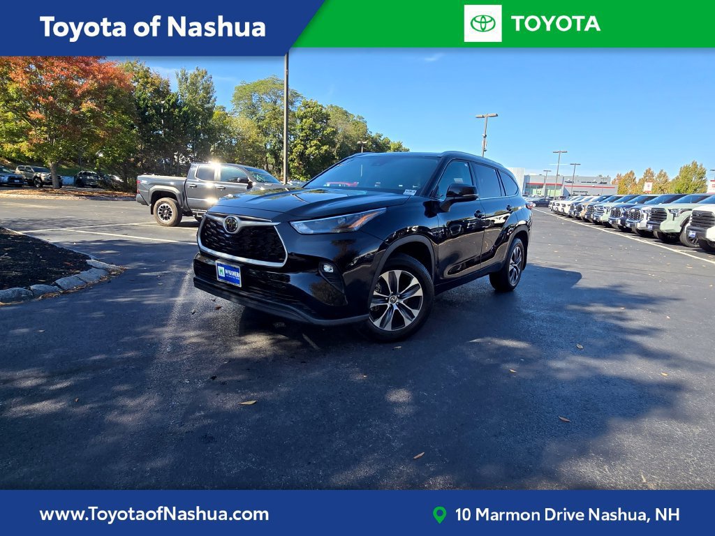 Used 2022 Toyota Highlander XLE AWD/4WD image 1