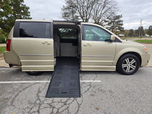 Used 2010 Dodge Grand Caravan SXT image 13